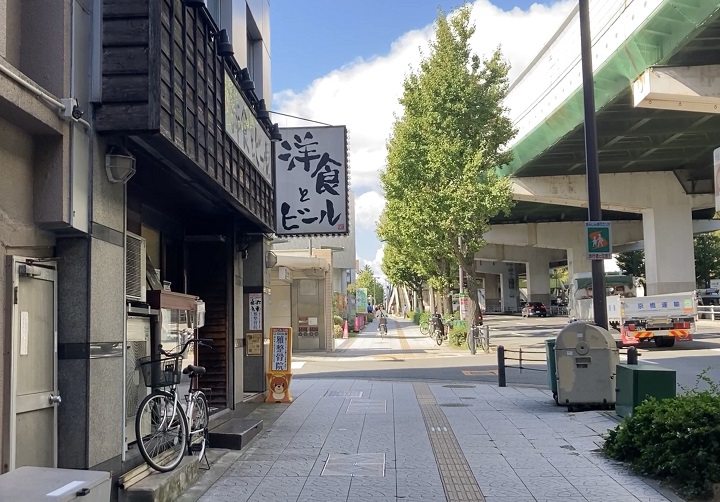 洋食とビールの看板が目印