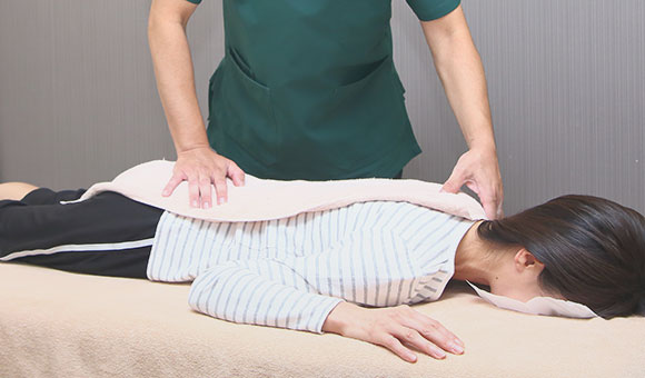 背中の施術